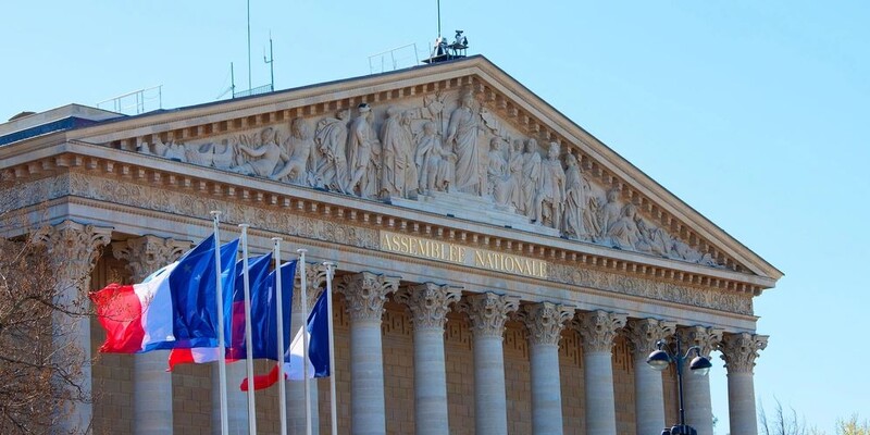 СМИ: В отставку отправлено правительство Франции: парламент выразил недоверие