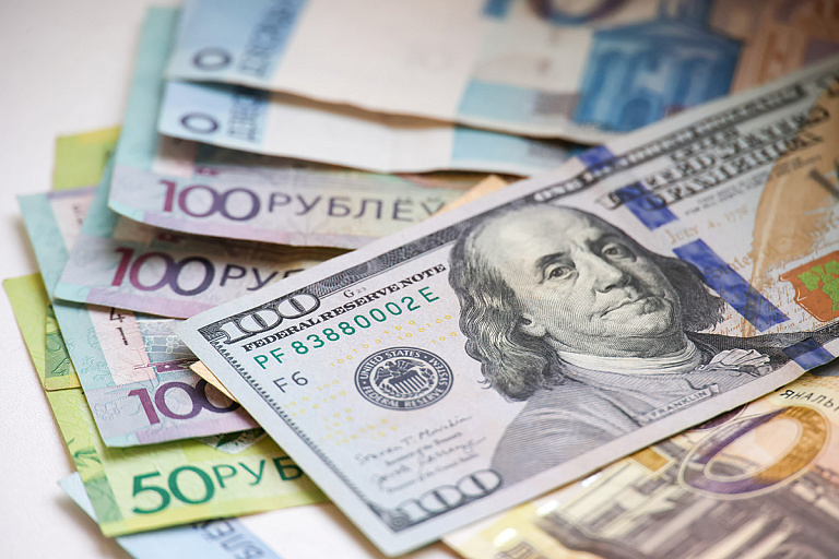 Евро и российский рубль подорожали, доллар и юань подешевели на торгах 18 апреля.