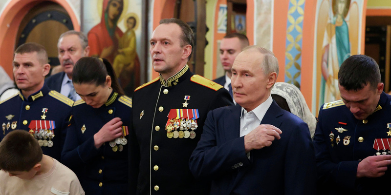 Путин вместе с Героями России встретил Рождество