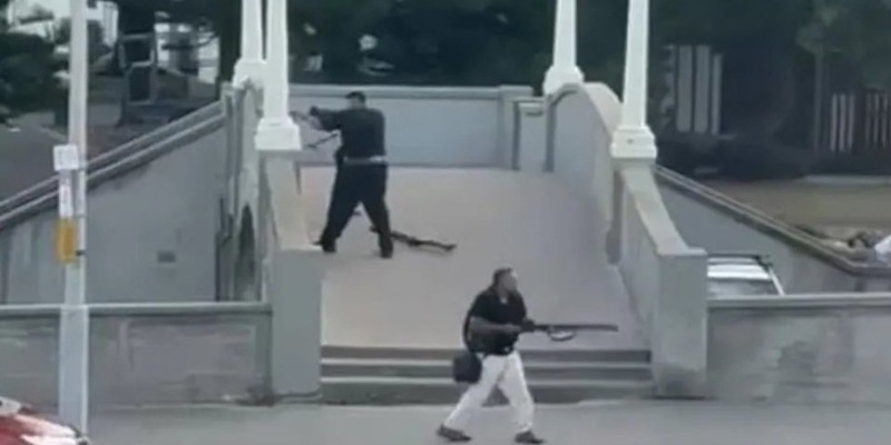 Теракт в Сиднее: Жертвами кровавой стрельбы стали 16 человек. Есть видео, как прохожий вырывает из рук террориста дробовик