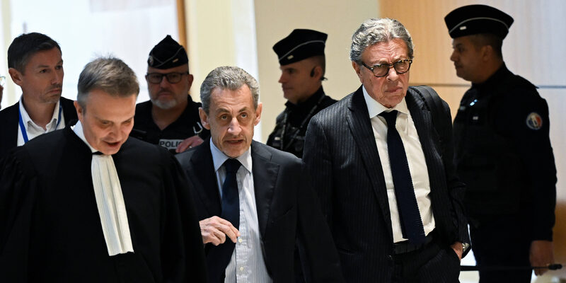 Суд Парижа освободил экс-президента Франции Николя Саркози из тюрьмы под надзор