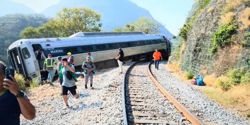 СМИ: В Мексике из-за схода поезда с рельсов погибли 13 человек, около 100 пострадали