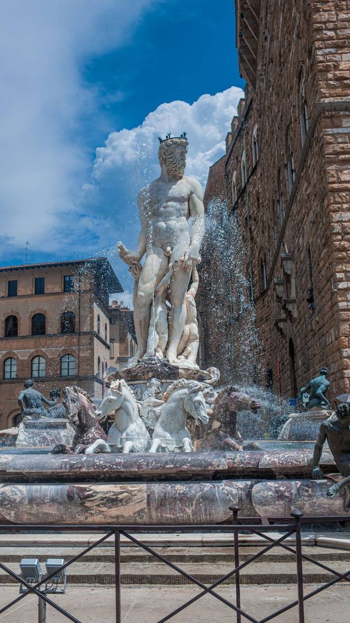 Штраф €5 тысяч за попытку потрогать статую Нептуна выписали женщине во Флоренции