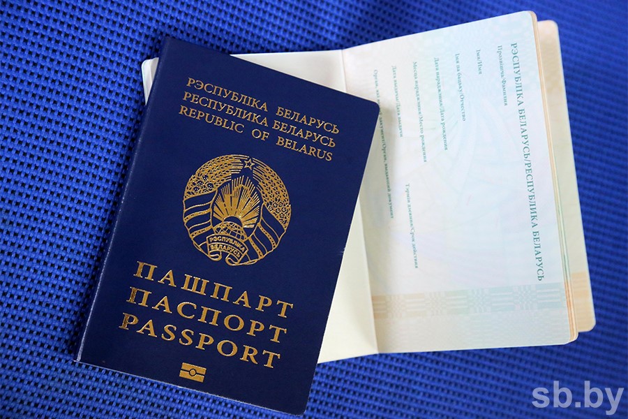 Лукашенко подписал указ, по которому белорусы не смогут получить и обменять паспорт за границей