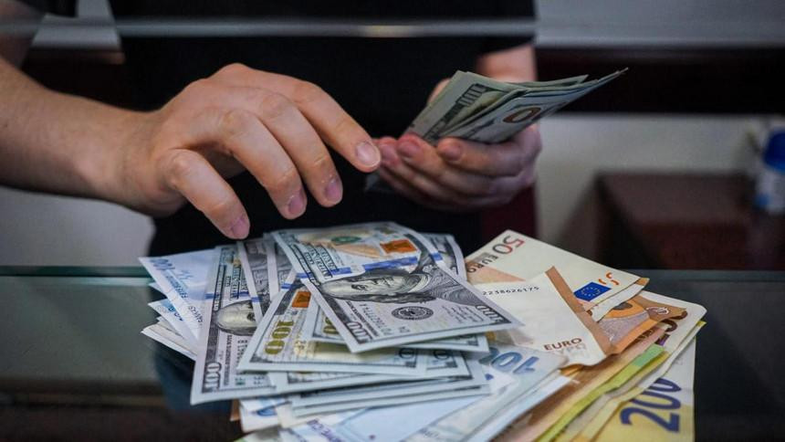 В последнюю зимнюю пятницу начала года на торгах российский рубль и доллар подешевели, юань подорожал