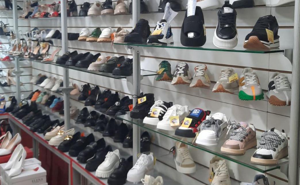 Сеть обувных магазинов Беларуси получила штраф за экстремистские лозунги на детской обуви