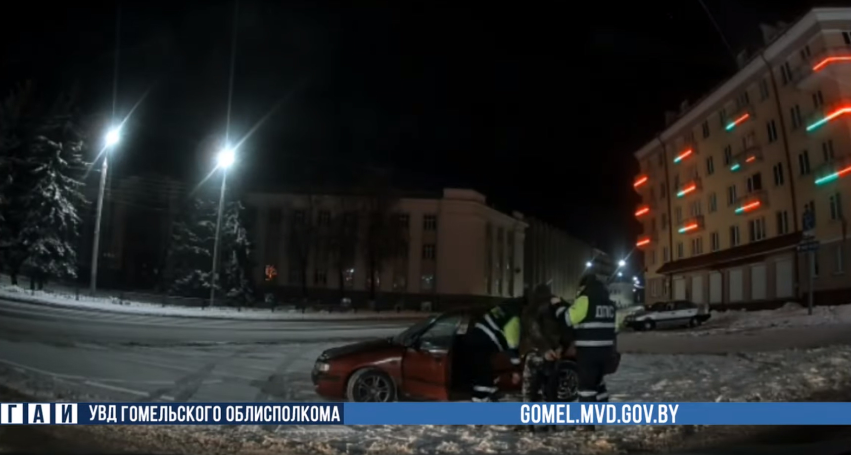 Видео. «Да выходи!» «Да выхожу!» В Гомеле сотрудники ГАИ выбили в машине  пьяного стекло и выволокли его на улицу | Телерадиокомпания Гомель