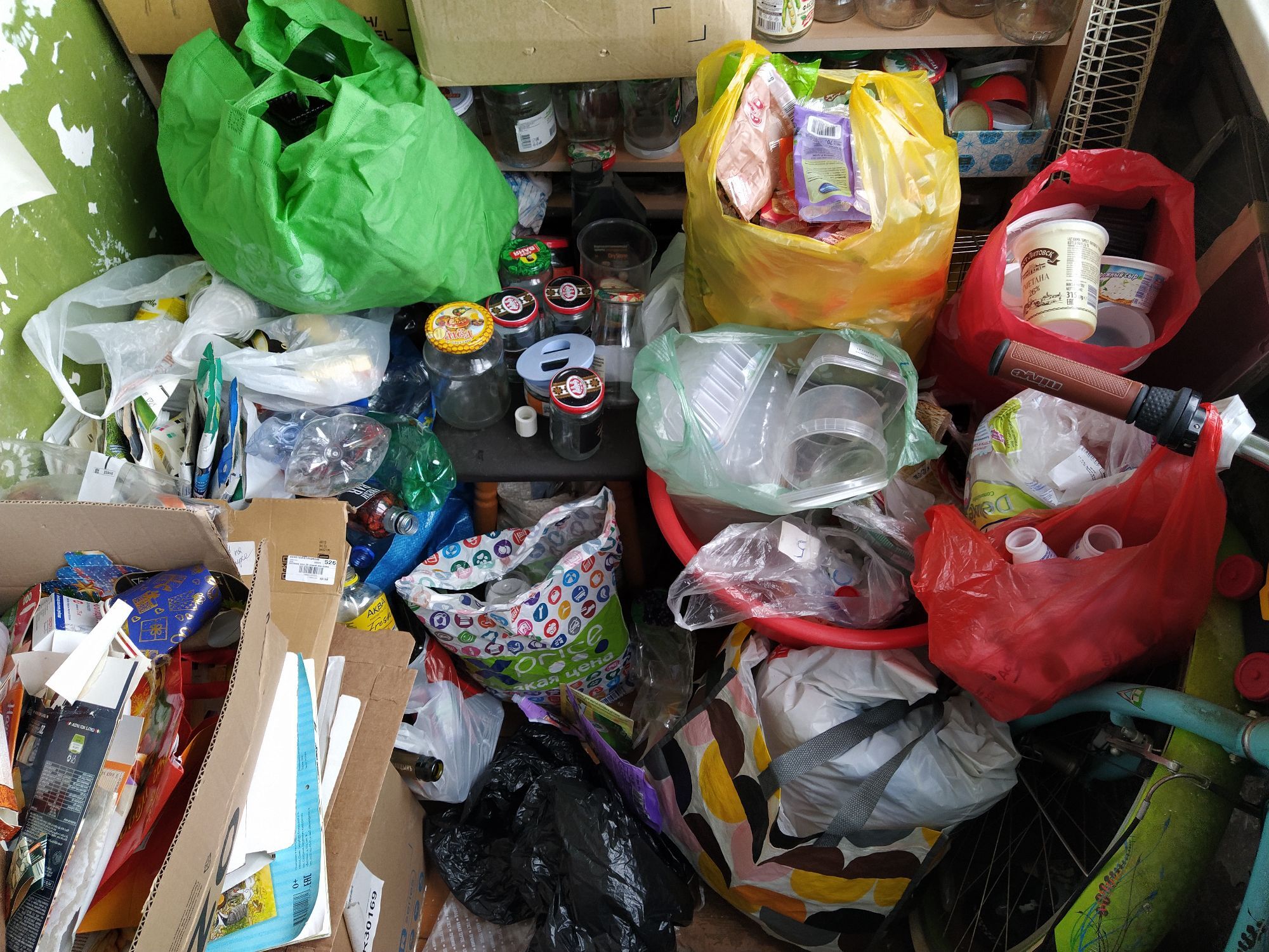 В ЖКХ сказали, зачем разделять отходы дома, если их отсортируют на заводе