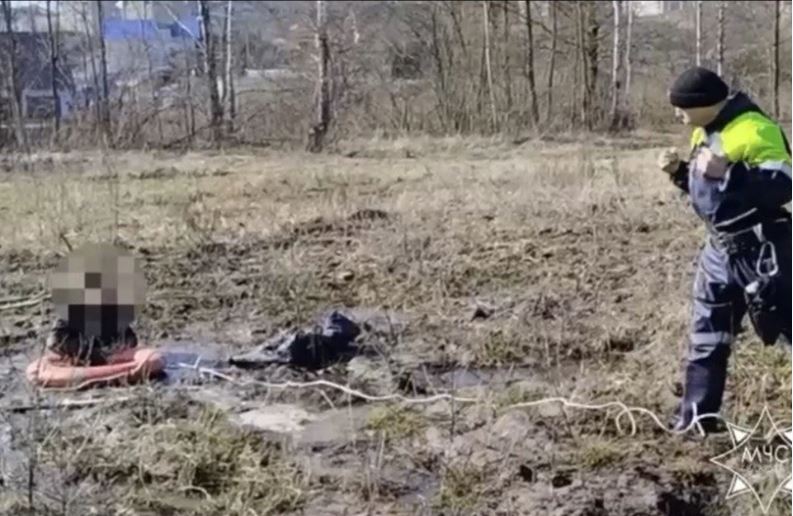 Видео. В Борисовском районе подросток по пояс увяз в грязи, возвращаясь с рыбалки