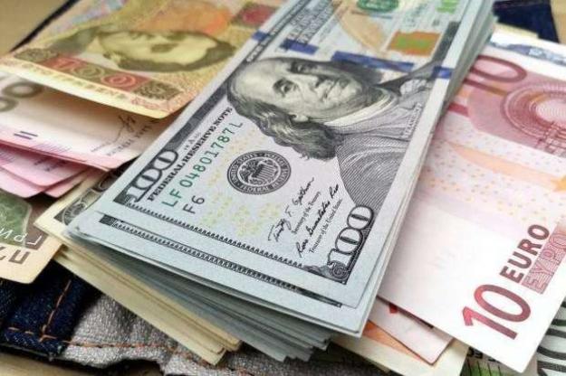 На торгах 12 января российский рубль подорожал, доллар и юань подешевели