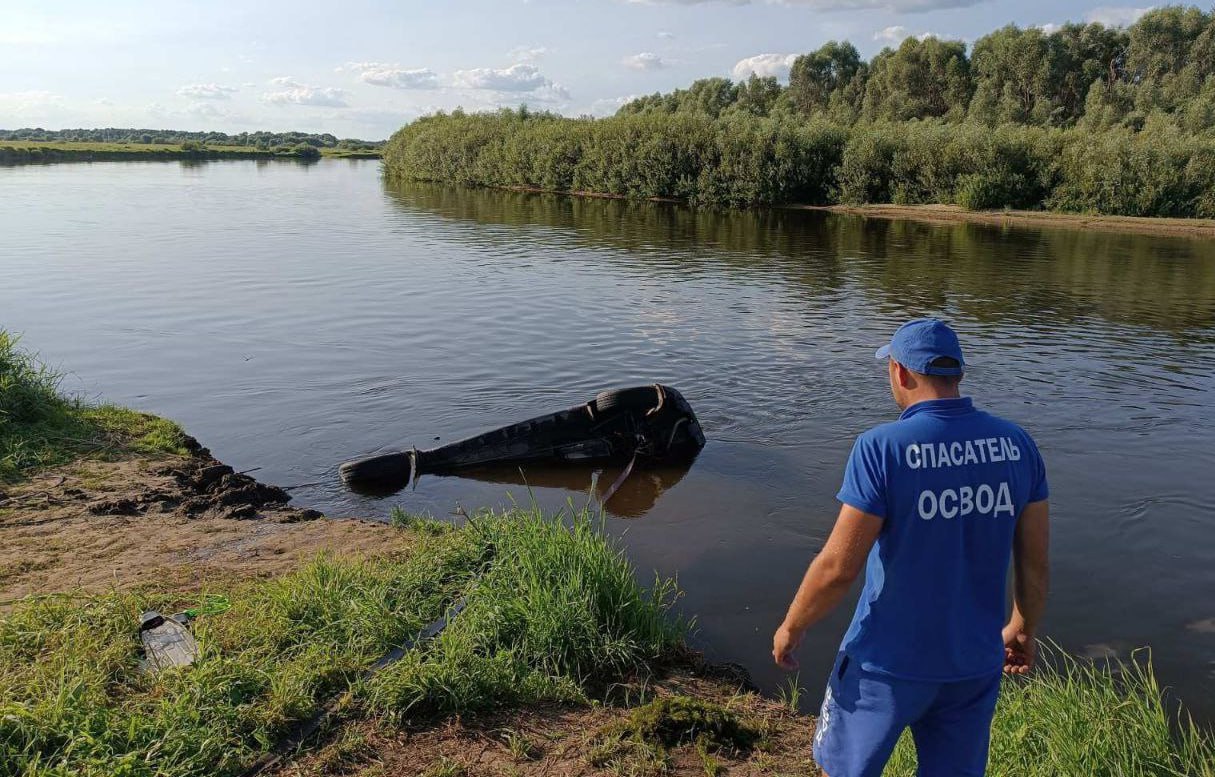Автомобиль с двумя рыбаками съехал в реку в Ветковском районе