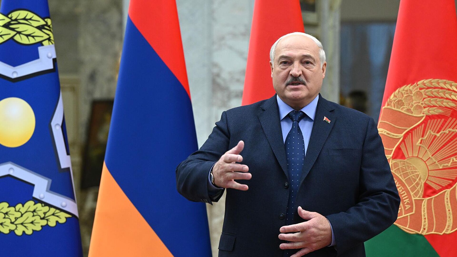 Лукашенко поздравил главу Армении с Днём рождения